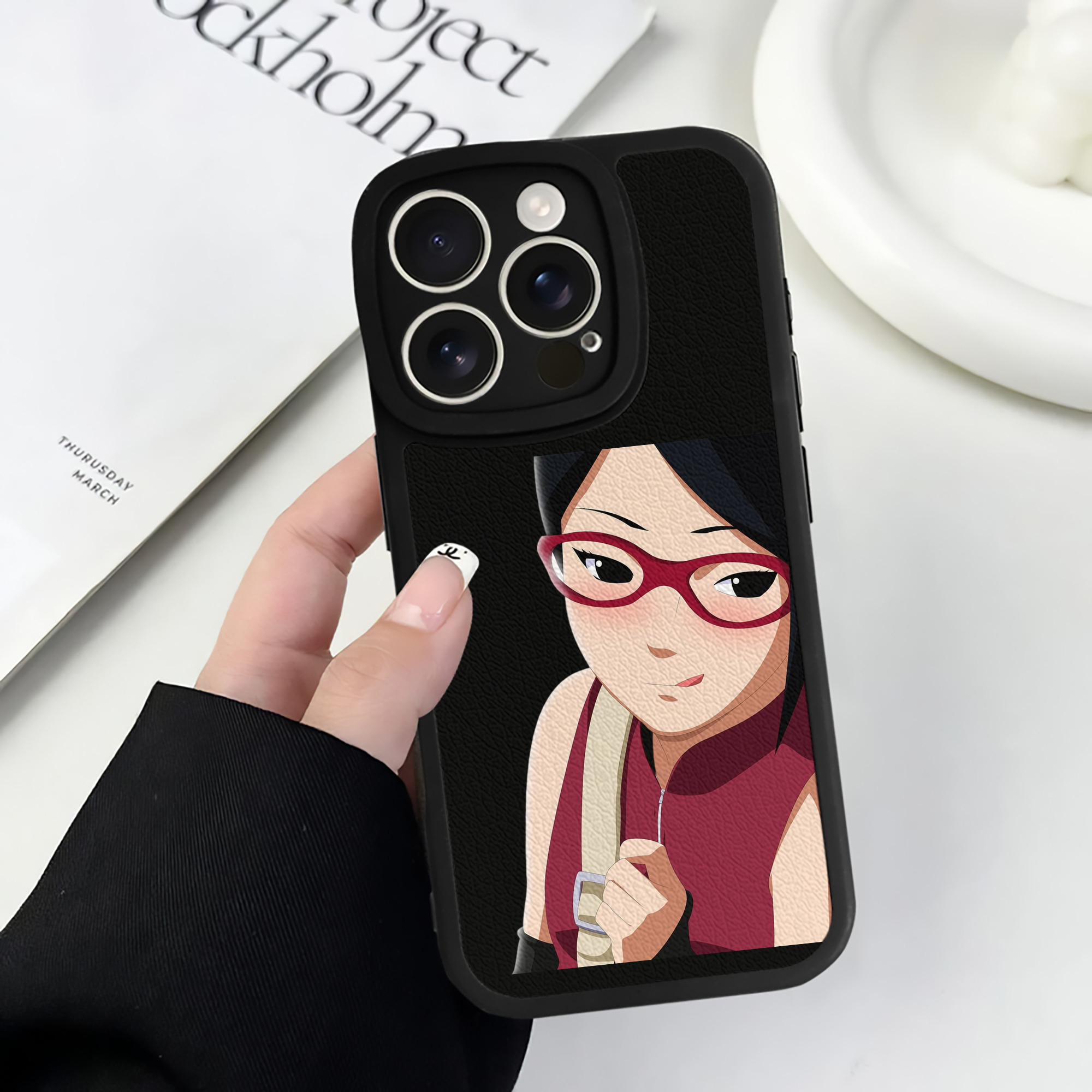 （画像用） NARUTO -ナルト- うちは サラダ Uchiha Sarada 【iPhone 16シリーズ対応】シリコンスマホケース（レザー調） 材質：シリコン
